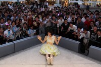 ファンと記念撮影をするタカオユキ。（撮影：山本哲也）