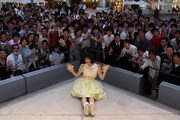 ファンと記念撮影をするタカオユキ。(撮影:山本哲也)