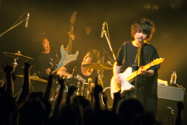 「cinema staff 4th FULL ALBUM [blueprint] release tour “land=ocean”」愛知・名古屋CLUB QUATTRO公演の様子。（Photo by Takeshi Yao）