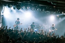 「cinema staff 4th FULL ALBUM [blueprint] release tour “land=ocean”」愛知・名古屋CLUB QUATTRO公演の様子。（Photo by Takeshi Yao）
