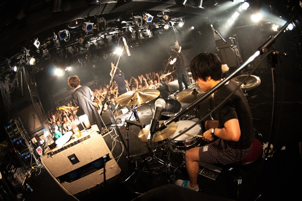 「cinema staff 4th FULL ALBUM [blueprint] release tour “land=ocean”」愛知・名古屋CLUB QUATTRO公演の様子。（Photo by Takeshi Yao）