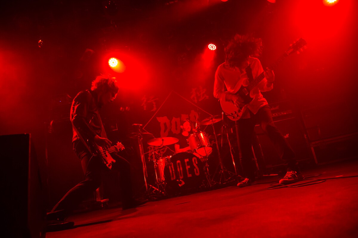 DOES、ひさびさのトリオ編成によるツアー「独歩行脚」