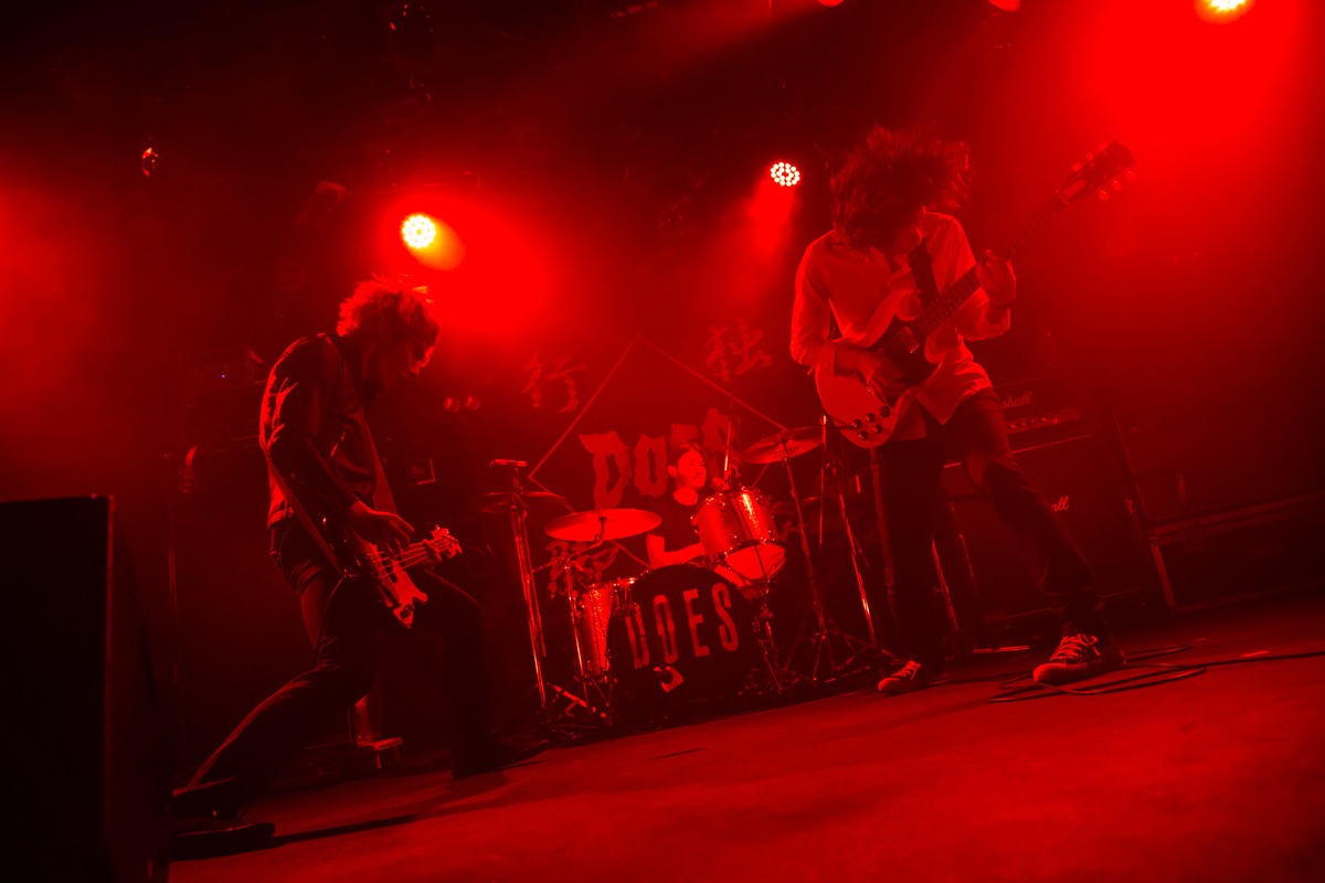 DOES「DOES TOUR2015 独歩行脚～鳥男駆け巡り編～」東京・渋谷CLUB QUATTRO公演の様子。（撮影：新保勇樹）