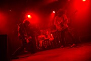 DOES「DOES TOUR2015 独歩行脚~鳥男駆け巡り編~」東京・渋谷CLUB QUATTRO公演の様子。(撮影:新保勇樹)