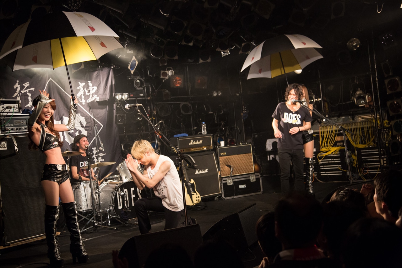 DOES「DOES TOUR2015 独歩行脚～鳥男駆け巡り編～」東京・渋谷CLUB QUATTRO公演の様子。（撮影：新保勇樹）