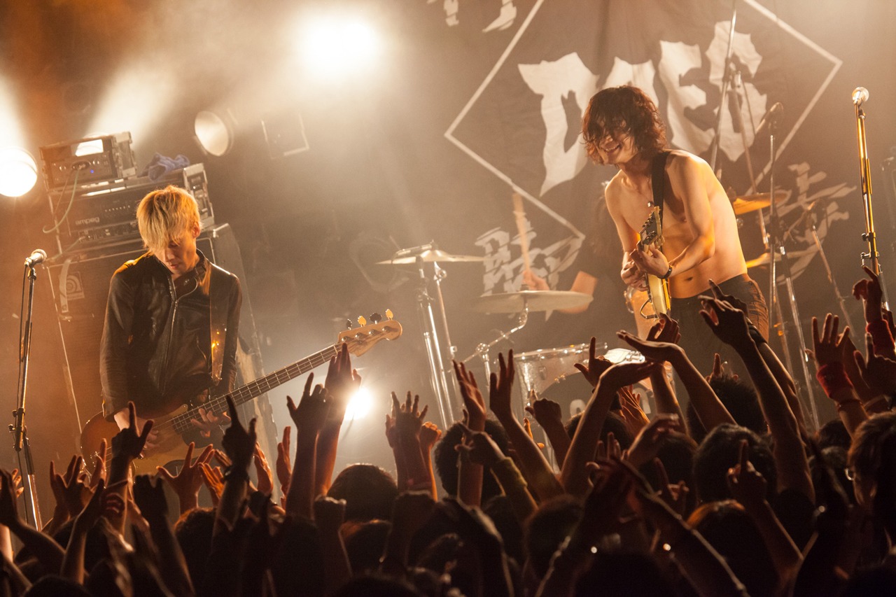 DOES「DOES TOUR2015 独歩行脚～鳥男駆け巡り編～」東京・渋谷CLUB QUATTRO公演の様子。（撮影：新保勇樹）