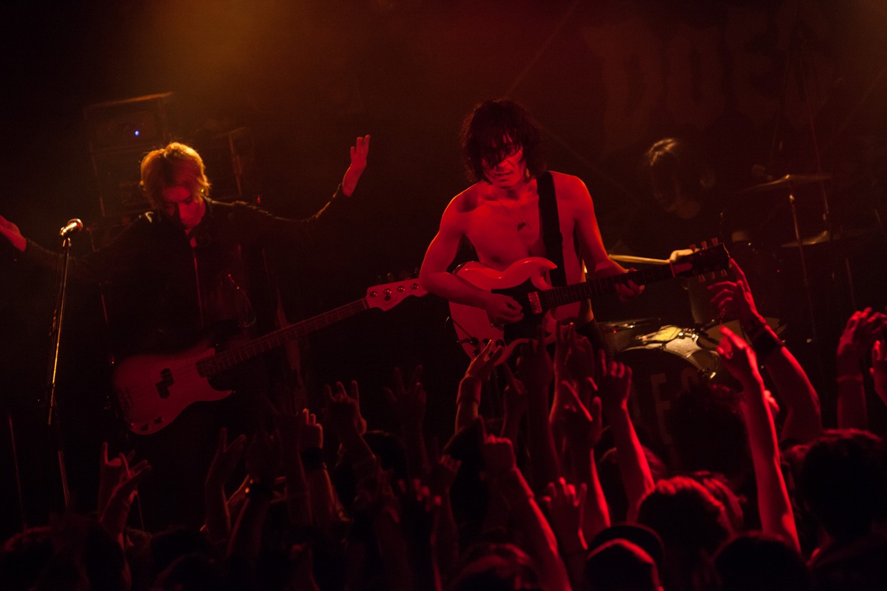 DOES「DOES TOUR2015 独歩行脚～鳥男駆け巡り編～」東京・渋谷CLUB QUATTRO公演の様子。（撮影：新保勇樹）