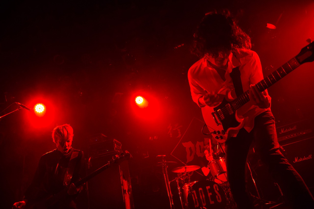 DOES「DOES TOUR2015 独歩行脚～鳥男駆け巡り編～」東京・渋谷CLUB QUATTRO公演の様子。（撮影：新保勇樹）