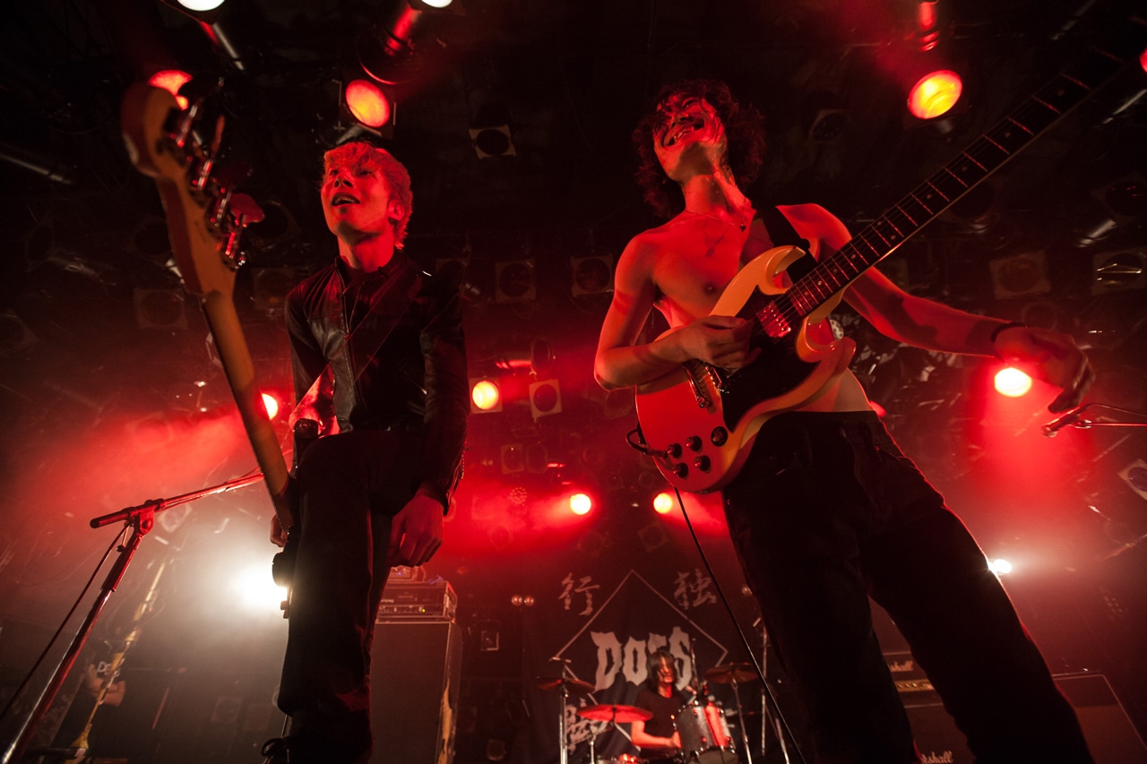 DOES「DOES TOUR2015 独歩行脚～鳥男駆け巡り編～」東京・渋谷CLUB QUATTRO公演の様子。（撮影：新保勇樹）