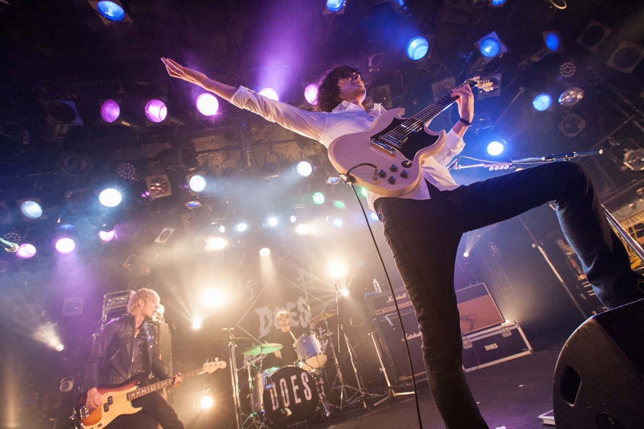 DOES「DOES TOUR2015 独歩行脚～鳥男駆け巡り編～」東京・渋谷CLUB QUATTRO公演の様子。（撮影：新保勇樹）