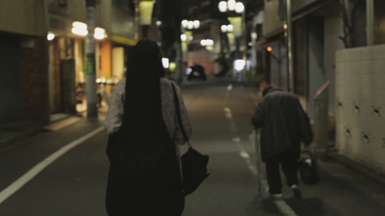 沖ちづる「街の灯かり」ミュージックビデオのワンシーン。