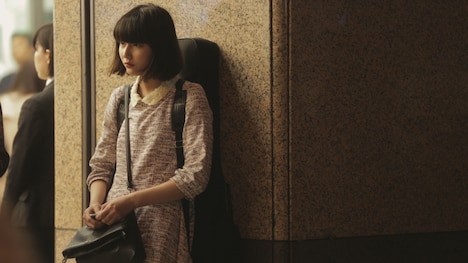 沖ちづる「街の灯かり」ミュージックビデオのワンシーン。