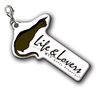 アルバムに数量限定で付属するロゴチャーム。