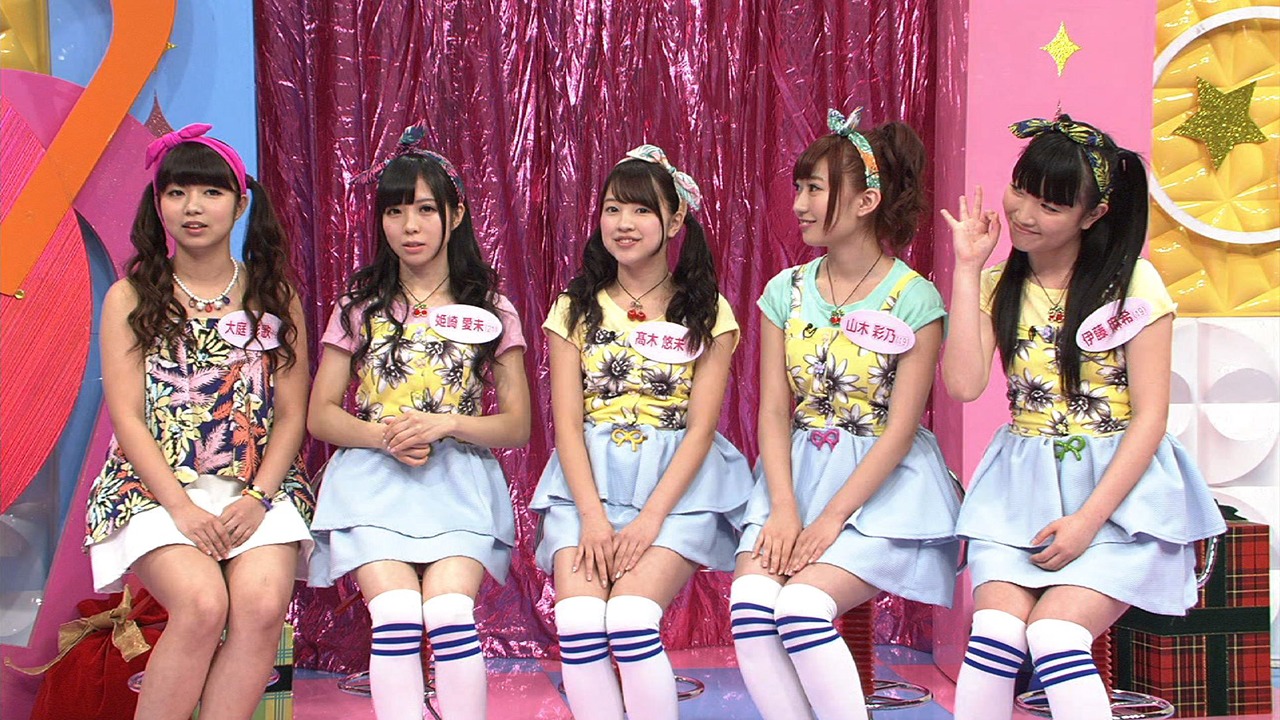 テレビ東京系「ゴッドタン 目指せ！公式お兄ちゃん アイドル×芸人フィ～リングカップル」のワンシーン。左から大庭彩歌、姫崎愛未、高木悠未、山木彩乃、伊藤麻希。(c)テレビ東京