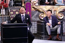 左から有吉弘行、中田宏氏。(c)日本テレビ