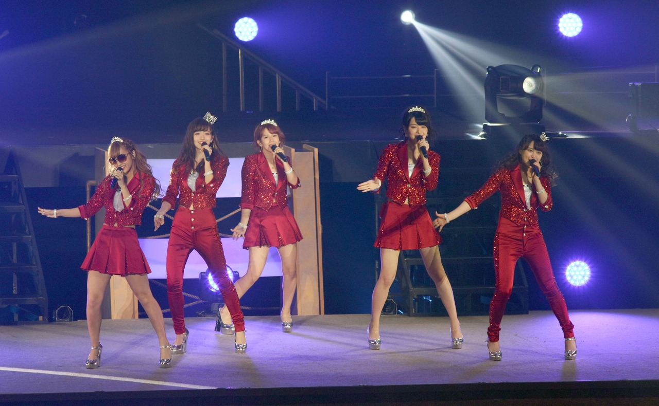 「9→10（キュート）周年記念℃-uteコンサートツアー2015春～The Future Departure～」神奈川・横浜アリーナ公演の様子。（提供：アップフロントグループ）