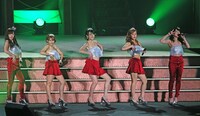 「9→10（キュート）周年記念℃-uteコンサートツアー2015春～The Future Departure～」神奈川・横浜アリーナ公演の様子。（提供：アップフロントグループ）