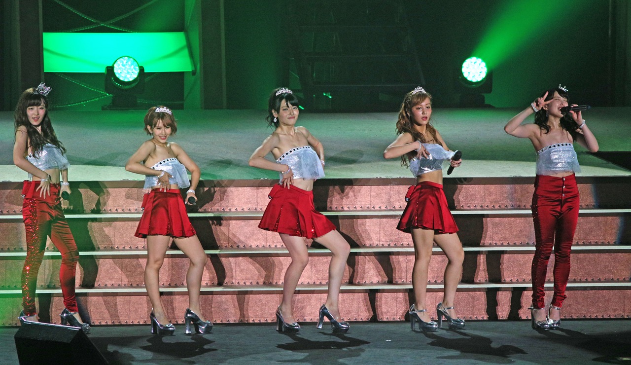 「9→10（キュート）周年記念℃-uteコンサートツアー2015春～The Future Departure～」神奈川・横浜アリーナ公演の様子。（提供：アップフロントグループ）