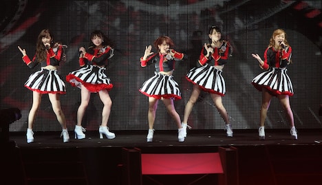 「9→10（キュート）周年記念℃-uteコンサートツアー2015春～The Future Departure～」神奈川・横浜アリーナ公演の様子。（提供：アップフロントグループ）