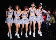 「9→10（キュート）周年記念℃-uteコンサートツアー2015春～The Future Departure～」神奈川・横浜アリーナ公演の様子。（提供：アップフロントグループ）