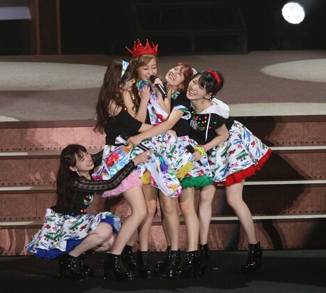 「9→10（キュート）周年記念℃-uteコンサートツアー2015春～The Future Departure～」神奈川・横浜アリーナ公演の様子。（提供：アップフロントグループ）