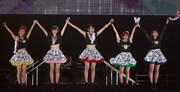 「9→10（キュート）周年記念℃-uteコンサートツアー2015春～The Future Departure～」神奈川・横浜アリーナ公演の様子。（提供：アップフロントグループ）