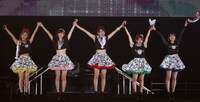 「9→10（キュート）周年記念℃-uteコンサートツアー2015春～The Future Departure～」神奈川・横浜アリーナ公演の様子。（提供：アップフロントグループ）