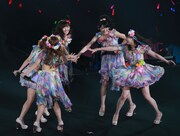 「9→10（キュート）周年記念℃-uteコンサートツアー2015春～The Future Departure～」神奈川・横浜アリーナ公演の様子。（提供：アップフロントグループ）