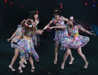 「9→10（キュート）周年記念℃-uteコンサートツアー2015春～The Future Departure～」神奈川・横浜アリーナ公演の様子。（提供：アップフロントグループ）