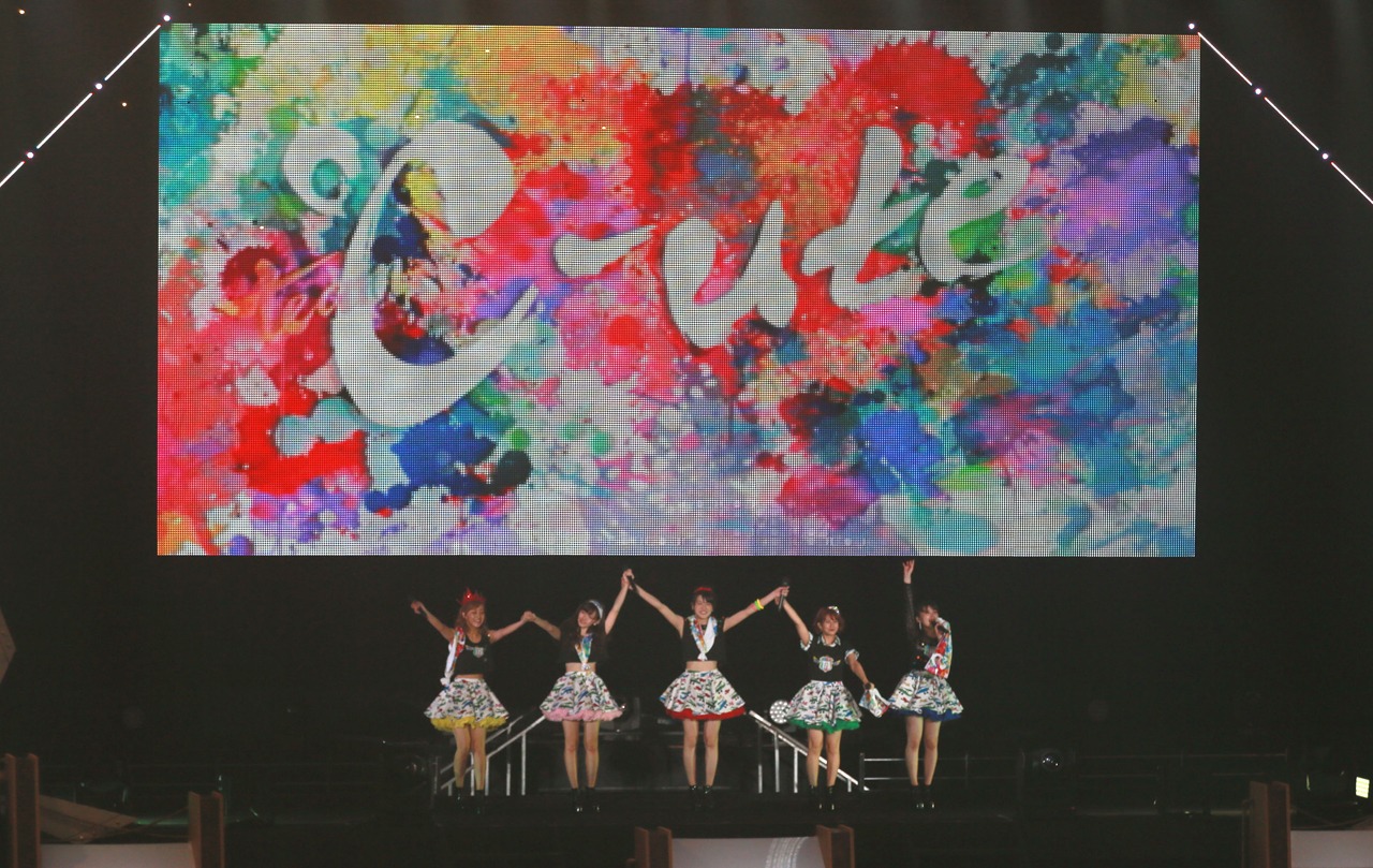 「9→10（キュート）周年記念℃-uteコンサートツアー2015春～The Future Departure～」神奈川・横浜アリーナ公演の様子。（提供：アップフロントグループ）