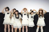 会場奥のムービーカメラを探すでんぱ組.inc。