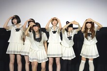 会場奥のムービーカメラを探すでんぱ組.inc。