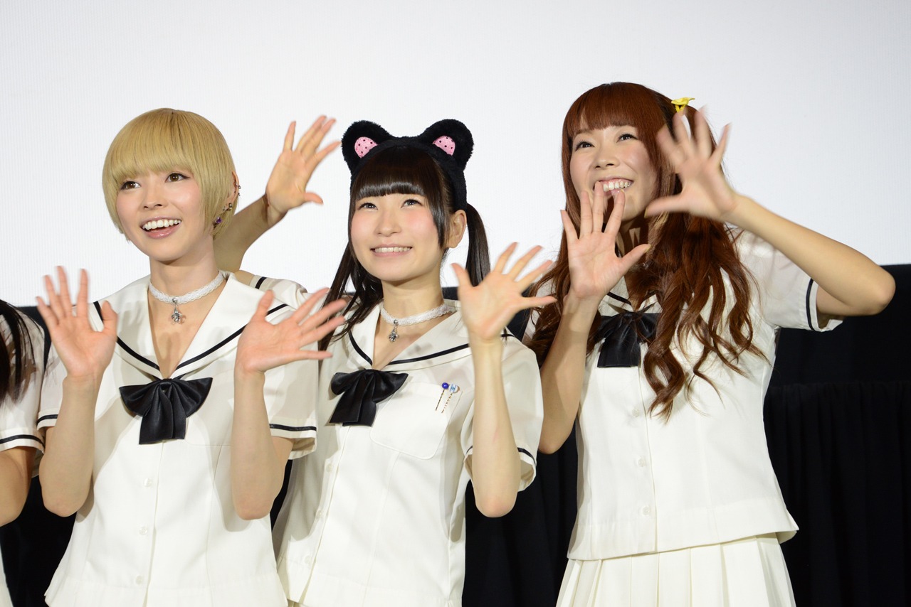 左から最上もが、藤咲彩音、成瀬瑛美。