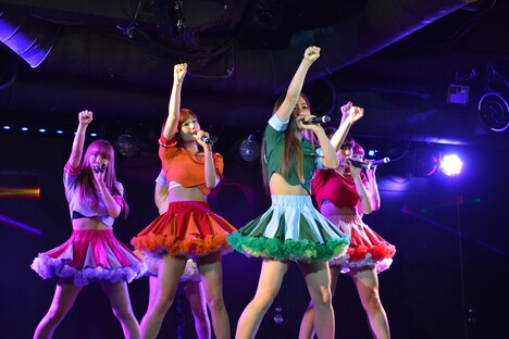 新曲「Tell me why 生まれて来た意味を知りたい」を披露するChu-Z。