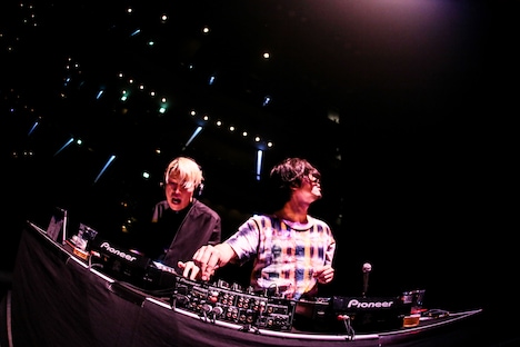 石毛輝と岡本伸明（the telephones）。（撮影：西槇太一）