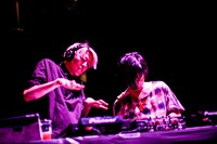 「ピエールフェス」the telephones・石毛輝と岡本伸明のDJの様子。（撮影：西槇太一）
