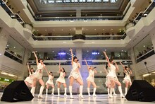 東京パフォーマンスドールによるメジャーデビュー1周年記念イベントの様子。