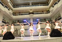 東京パフォーマンスドールによるメジャーデビュー1周年記念イベントの様子。