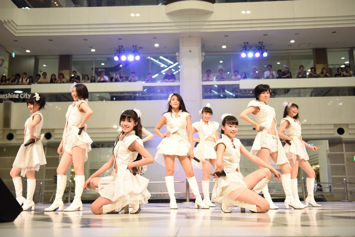 東京パフォーマンスドールによるメジャーデビュー1周年記念イベントの様子。