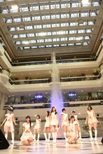 東京パフォーマンスドールによるメジャーデビュー1周年記念イベントの様子。