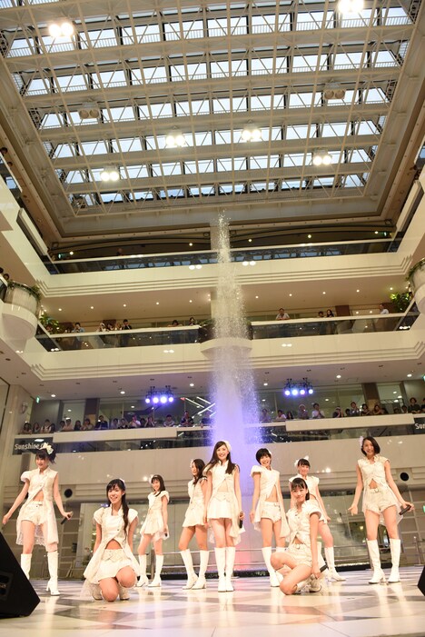 東京パフォーマンスドールによるメジャーデビュー1周年記念イベントの様子。