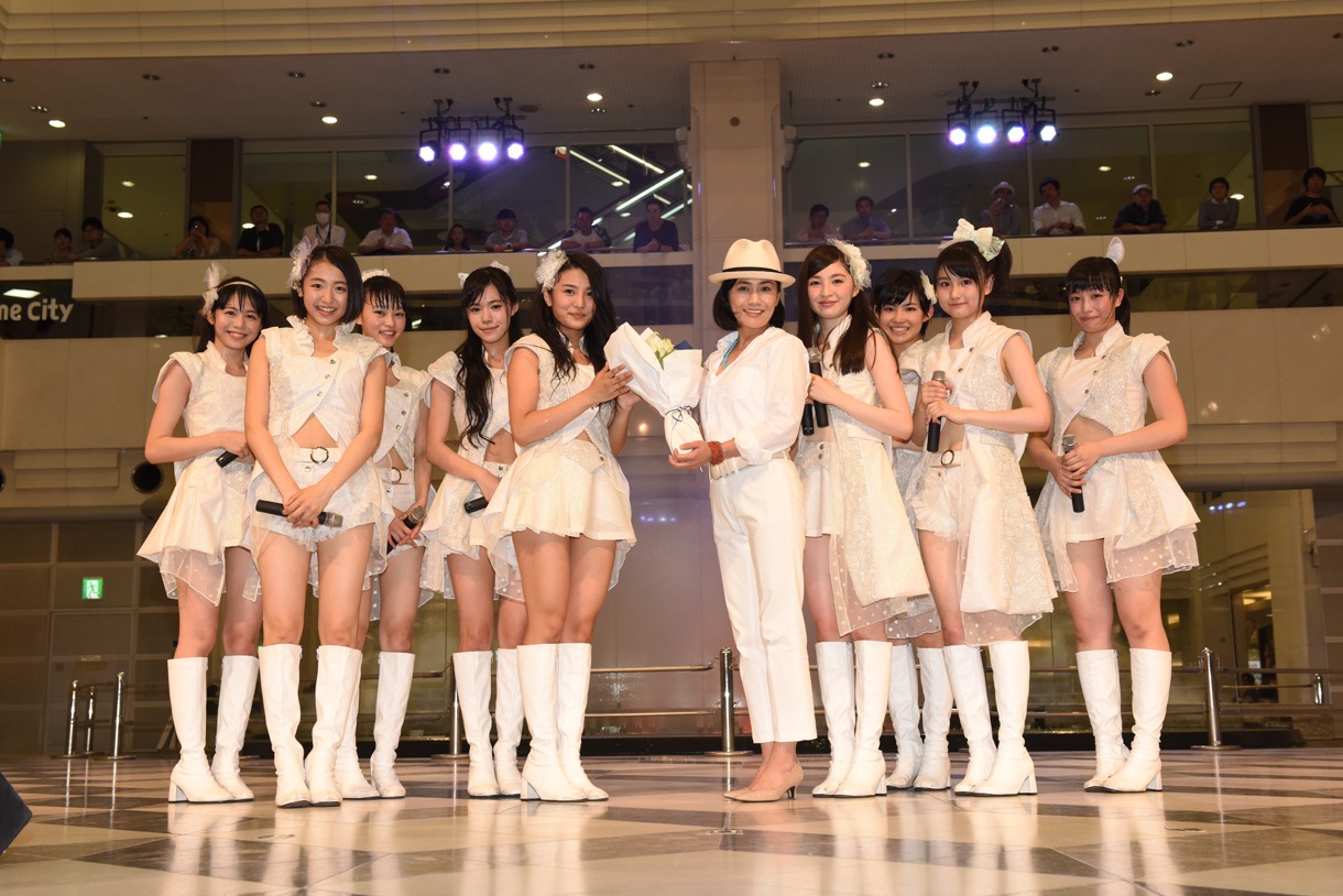 木原さとみと記念のフォトセッションを行う東京パフォーマンスドール。