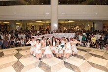 ファンとともに記念のフォトセッションを行う東京パフォーマンスドール。