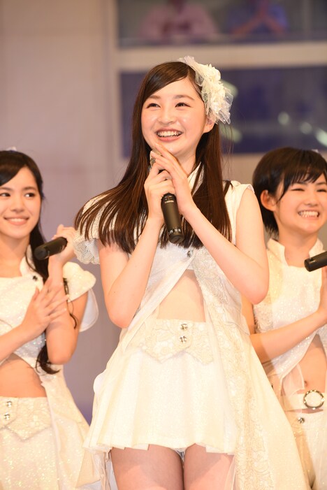 ファンに舞台のヒロイン役と「Ray」専属モデルが決まったことを報告する上西星来。