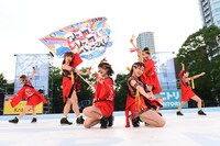 「第24回 YOSAKOIソーラン祭り」のメインステージでオープニングアクトを務めたアップアップガールズ（仮）。