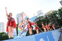 「第24回 YOSAKOIソーラン祭り」のメインステージでオープニングアクトを務めたアップアップガールズ（仮）。