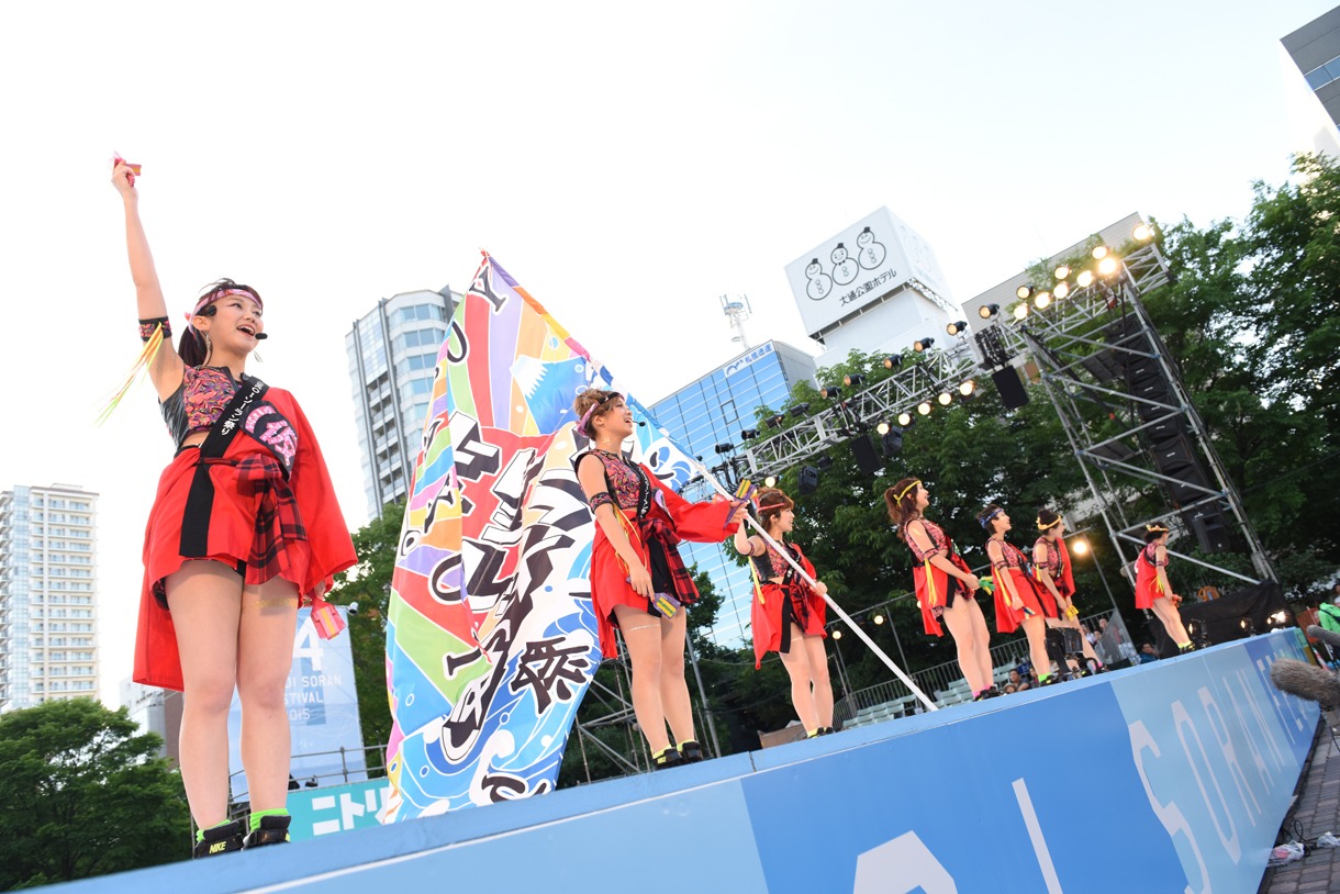 「第24回 YOSAKOIソーラン祭り」のメインステージでオープニングアクトを務めたアップアップガールズ（仮）。