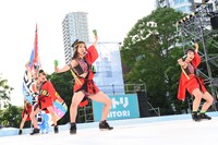 「第24回 YOSAKOIソーラン祭り」のメインステージでオープニングアクトを務めたアップアップガールズ（仮）。