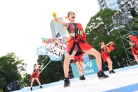 「第24回 YOSAKOIソーラン祭り」のメインステージでオープニングアクトを務めたアップアップガールズ（仮）。