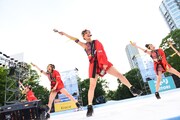 「第24回 YOSAKOIソーラン祭り」のメインステージでオープニングアクトを務めたアップアップガールズ（仮）。